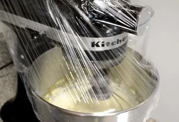 De mixer ingepakt met een foodfilm vervuilt de keuken niet.