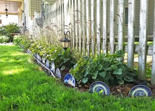 Plates with sloping edges the place on the flower beds and beds. / Photo: Domnomore.com