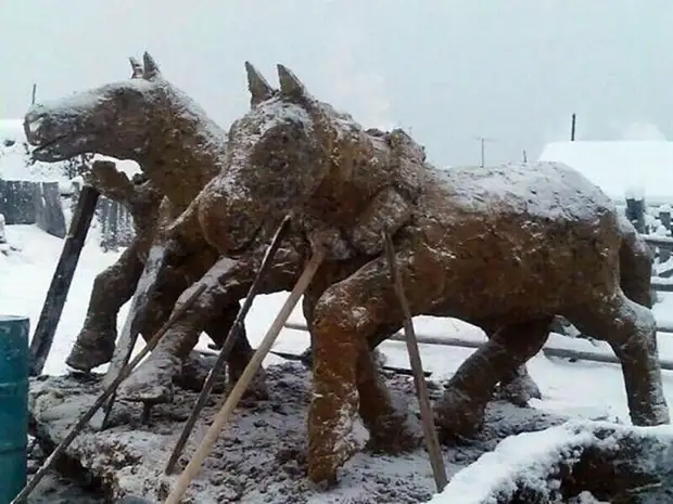 Pelo ano novo - novas esculturas originais do estrume de Yakutian