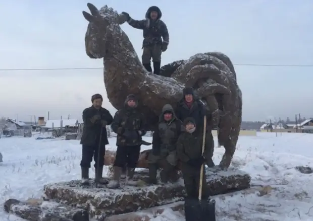Pelo ano novo - novas esculturas originais do estrume de Yakutian