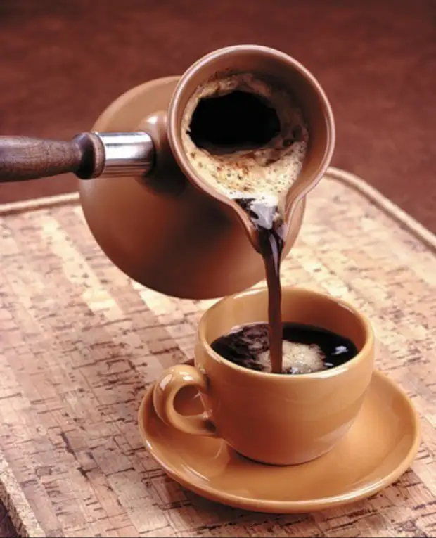 Coffee helps dark things save color. / Photo: stiraemdoma.ru