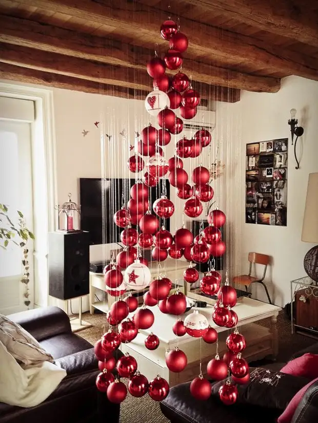 Árboles de Navidad de bolas y hilos.