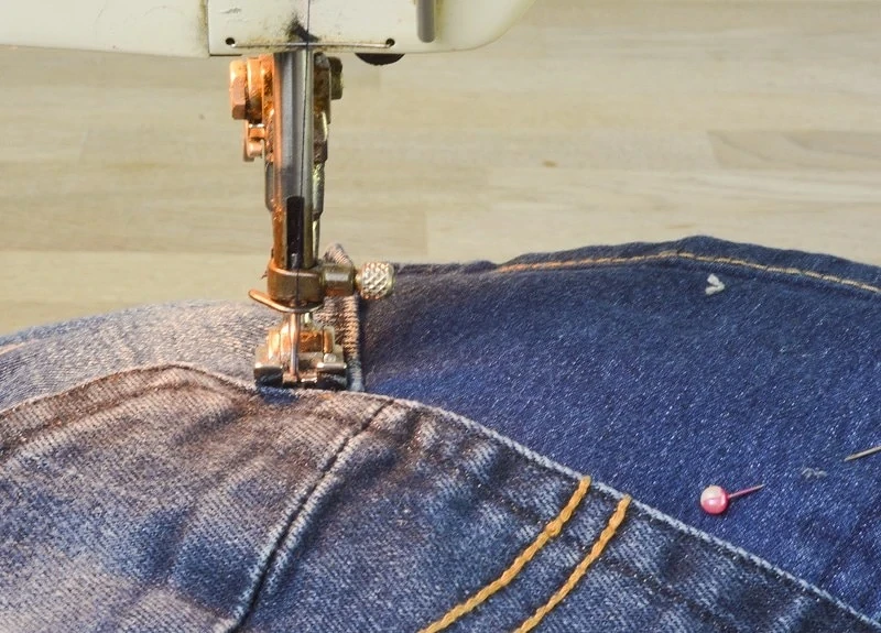 Idé: Et tæppe fra lommer af gamle jeans