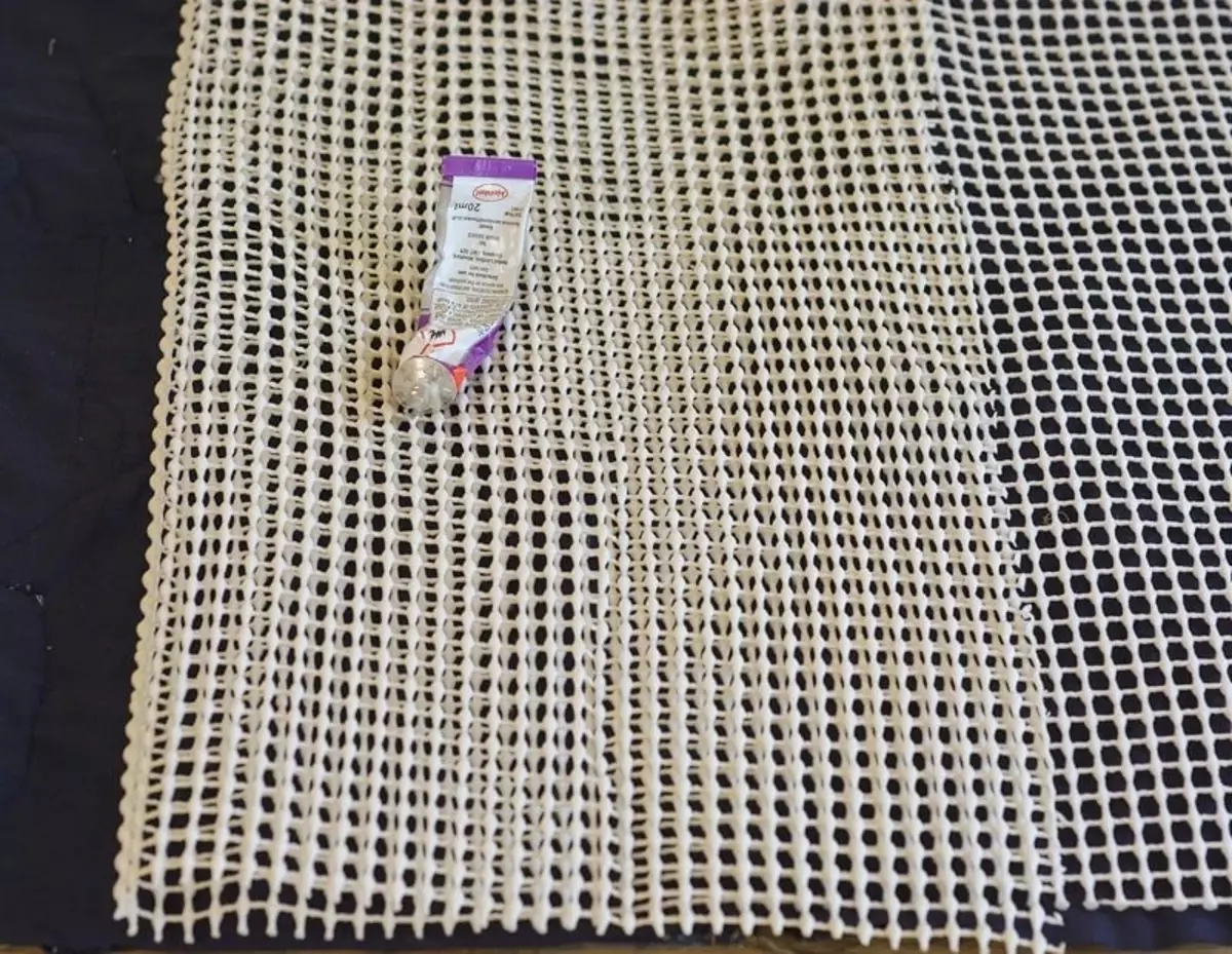 Ideia: um tapete de bolsos de calças de brim velhas