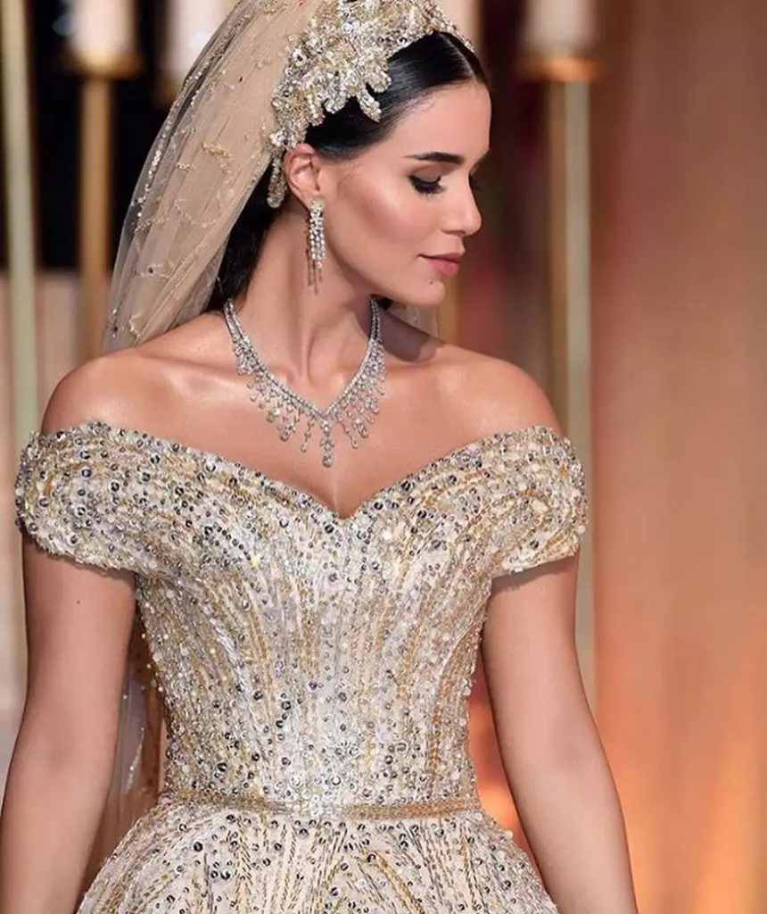 في لبنان، قامت العروس بخياطة فستانه بنفسها، وقضاء هذا العام بأكمله!