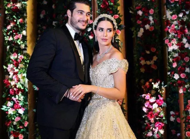 في لبنان، قامت العروس بخياطة فستانه بنفسها، وقضاء هذا العام بأكمله!