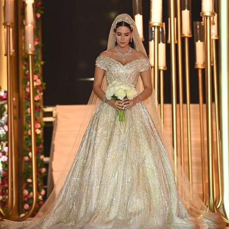 В Ливан булката тя е зашила роклята си, като прекарва цялата тази година!