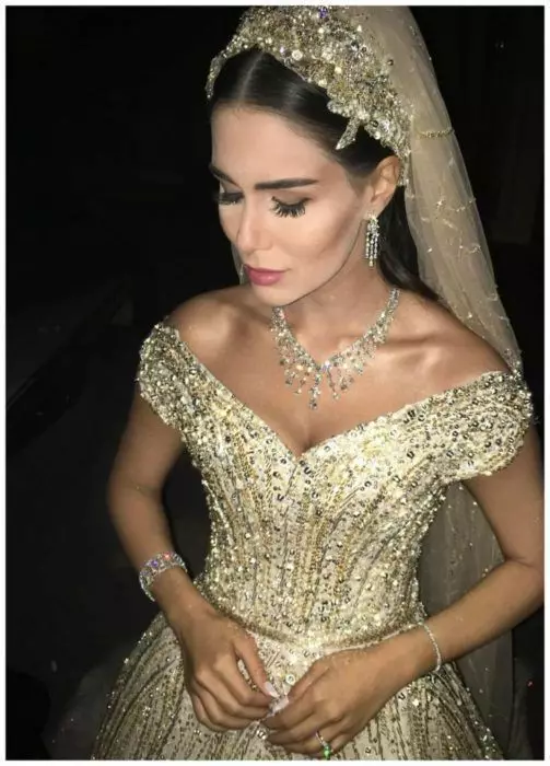Al Líban, la núvia va cosir el vestit ella mateixa, passant tot l'any!