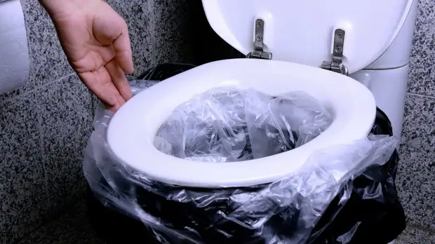 Bilder på förfrågan sätta i toalett 2 påse för sopor. Det kommer att spara i en hopplös situation!