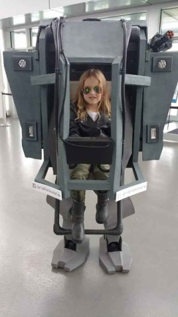Oče je zbral strma obleko v obliki robota za njeno hčerko