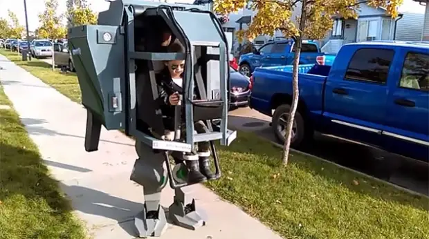 Padre recogió un traje empinado en la forma de un robot para su hija.