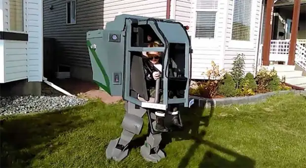 पिता ने अपनी बेटी के लिए एक रोबोट के रूप में एक समतल एकत्र किया