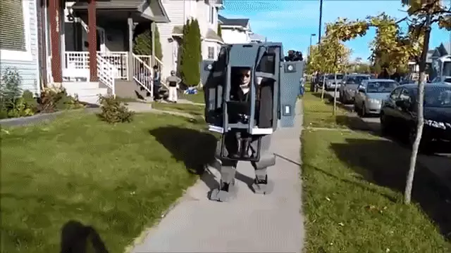 Otec zhromaždil strmý oblek vo forme robota pre jej dcéru
