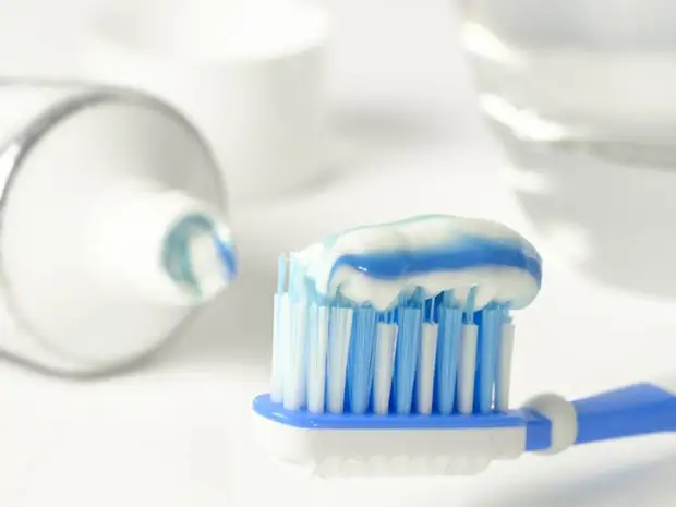Fotos a petición de 7 trucos pouco comúns con pasta de dentes, que facilitará moito a túa vida!