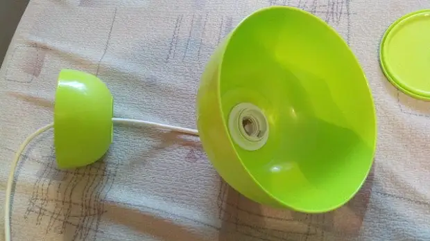 Kroonluchter yn 'e toan fan' e keuken fan twa plastic bowls 5