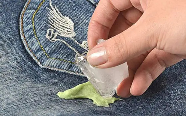Zamrznjeni žvečilni gumi je lahko ločen od površine. / Foto: Ressuestas.tips