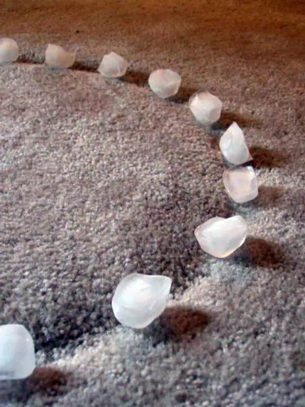 Ice for alignment of carpet. | Photo: rimma.co.