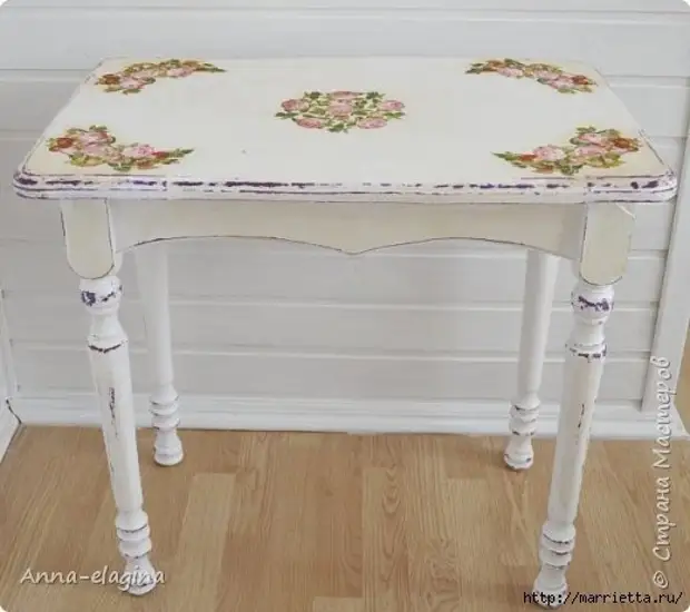 Alteração vintage da velha mesa em estilo shebbi-chique 0