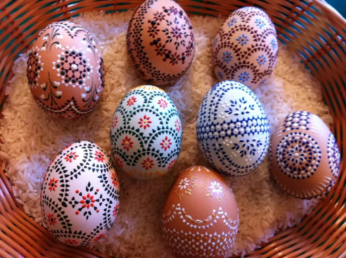 Er det muligt at male æg med akryl maling og gouache?