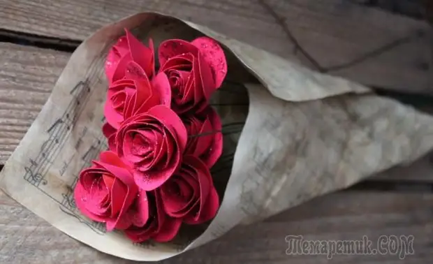 Hoe om 'n roos van papier met jou eie hande te maak: 4 eenvoudige tegnieke
