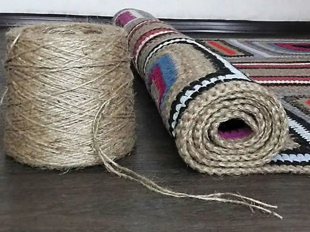 Stilvoller Teppich aus den Überresten von Garn und Jute-Twine