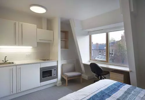 L'intérieur de la pièce dans l'auberge de famille. Intérieur de la chambre dans une auberge de jeunesse: design photo pour la famille