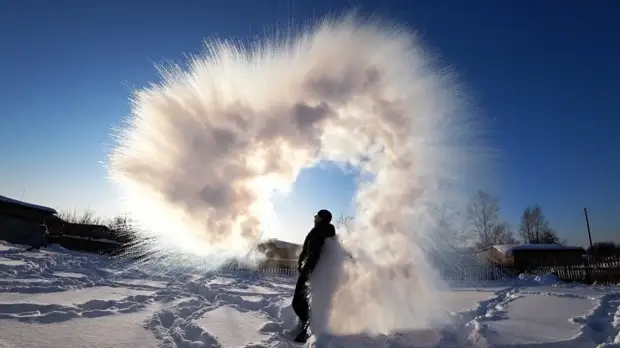 Boiling water in the frost is beautiful. Photo: I.Ytimg.com