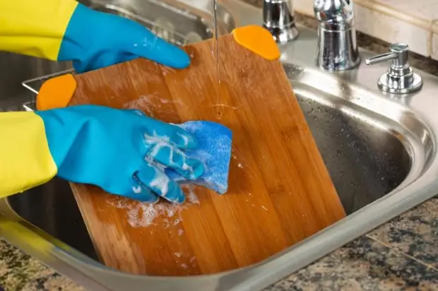 Disinfect the cutting board is better than boiling water. / Photo: thesun.co.uk