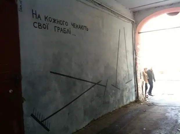 Artist gikan sa Kharkov nga nagbulag sa mga kasinatian sa tawo sa mga dingding sa lungsod