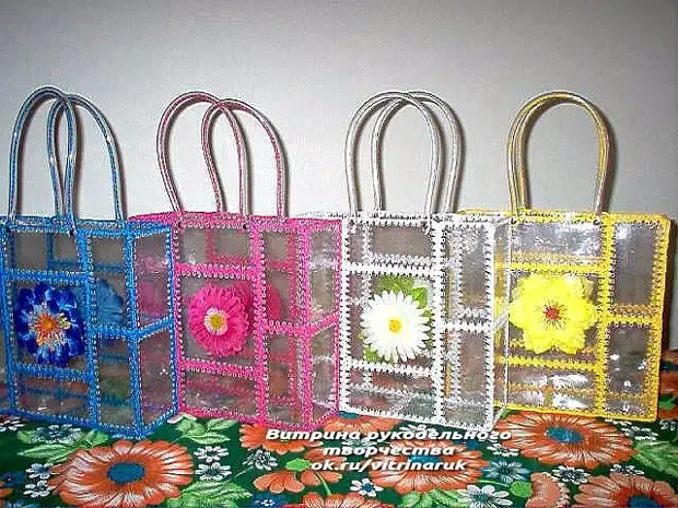 Plastic bottles can be simply drowned, but craftsmen with golden handles make out of them unusual and practical bags!