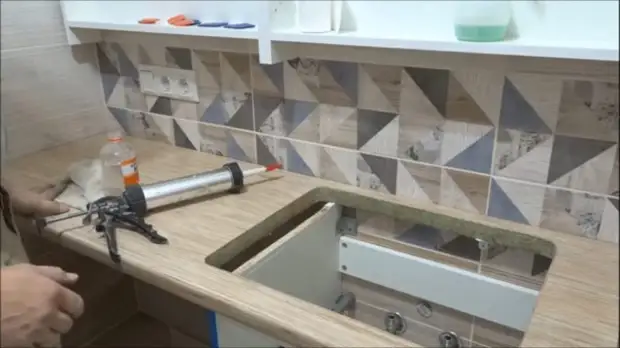 Installation de comptoirs de cuisine dans la salle de bain