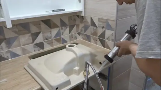 Virtuvės stalviršių įrengimas vonios kambaryje