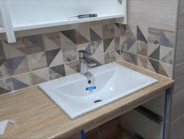 Инсталација кухињских плоча у купатилу