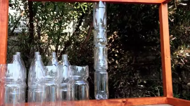 Idea útil de procesar botellas de plástico para jardín.