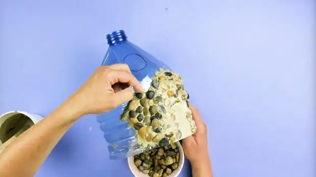 Charmante en unieke inrichting gemaakt van plastic fles. Gewoon een sprookje!