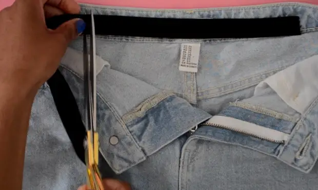 Maneira brilhante de reduzir jeans no cinto