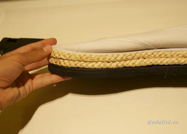 5 idei simple de servitoare de mână pentru decorarea și modificarea pantofilor