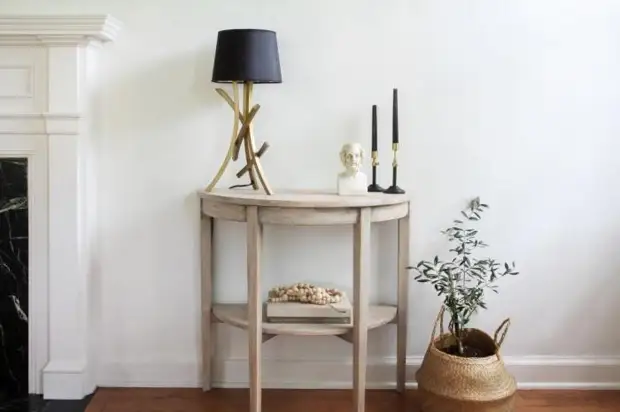 Fizemos uma reparação, e a mesa preta não mais se encaixava no nosso interior. O marido foi capaz de atualizá-lo: agora a mesa parece ótima na sala de estar