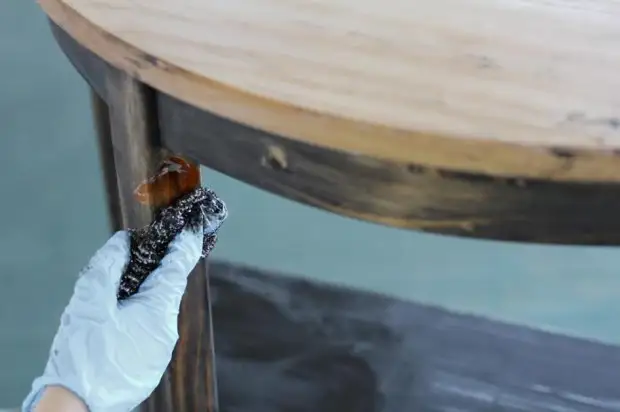 We hebben een reparatie gemaakt en de zwarte tafel past niet langer in ons interieur. De man was in staat om het bij te werken: nu ziet de tafel er geweldig uit in de woonkamer