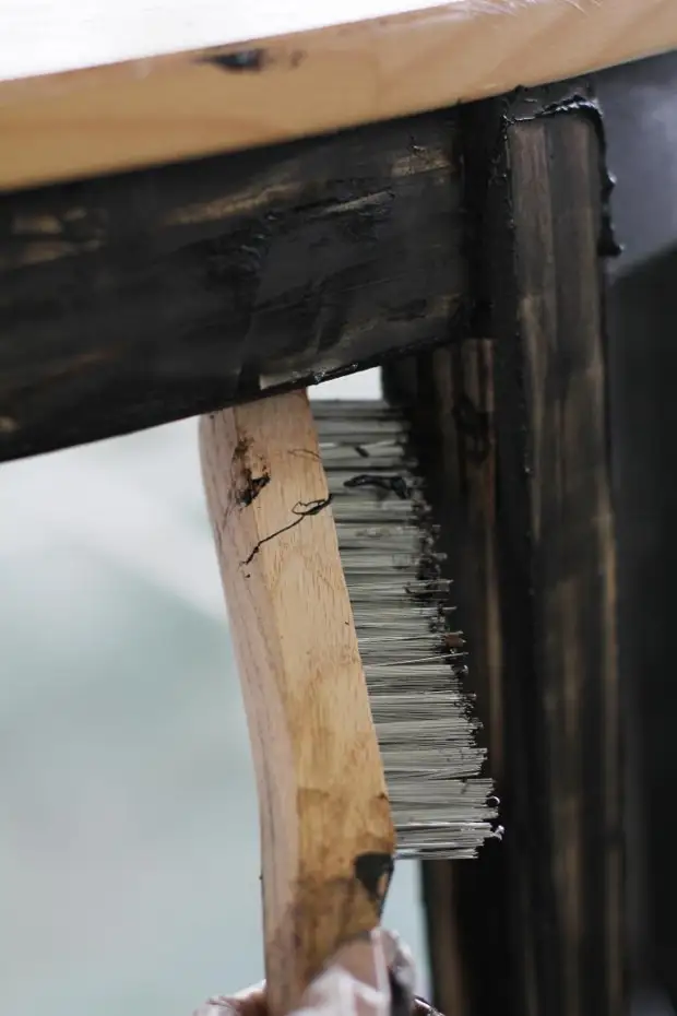 Nous avons fait une réparation et la table noire ne correspond plus à notre intérieur. Le mari a pu la mettre à jour: Maintenant, la table a l'air super dans le salon