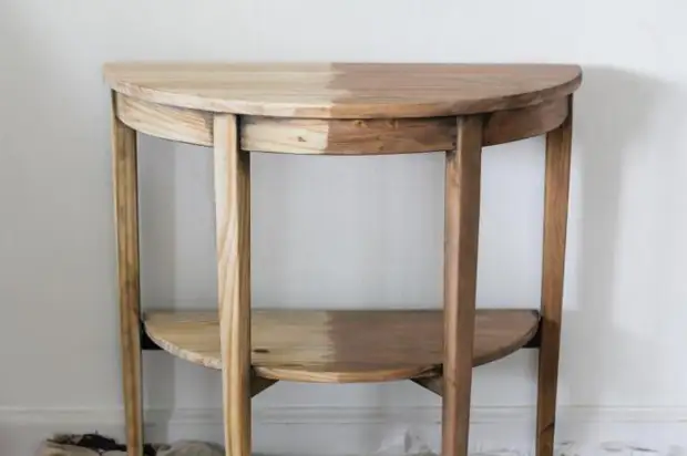 Fizemos uma reparação, e a mesa preta não mais se encaixava no nosso interior. O marido foi capaz de atualizá-lo: agora a mesa parece ótima na sala de estar