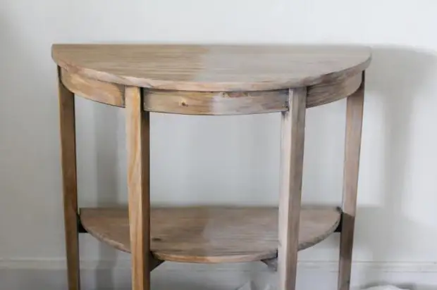 Fizemos uma reparação, e a mesa preta não mais se encaixava no nosso interior. O marido foi capaz de atualizá-lo: agora a mesa parece ótima na sala de estar