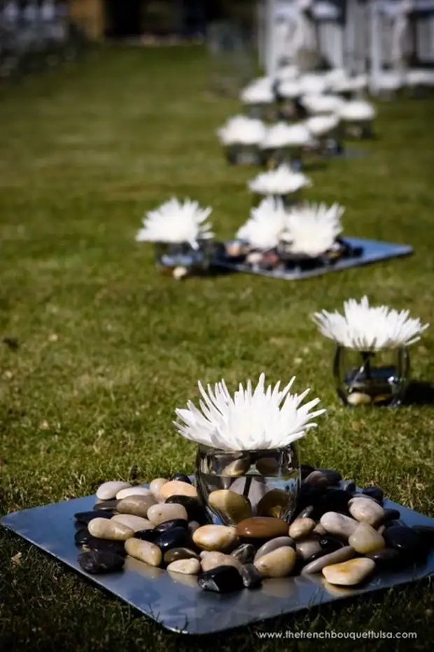 Chera-Kimiko-Wedding-Aisle-Runner-of-Square-Silver-Plates-with-River-Stones-and-Small-White-Spider-Mums-in-Votives-The-French-Bouquet-The-Golf-Club- of-Oklahoma-Zinke-Design-Chris-Humphrey-Photographer (466x700, 221Kb)