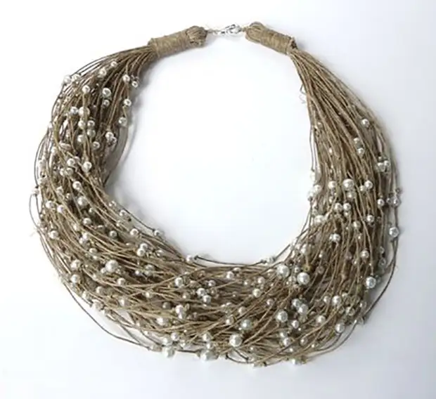 Necklace of filaments of flax and pearls