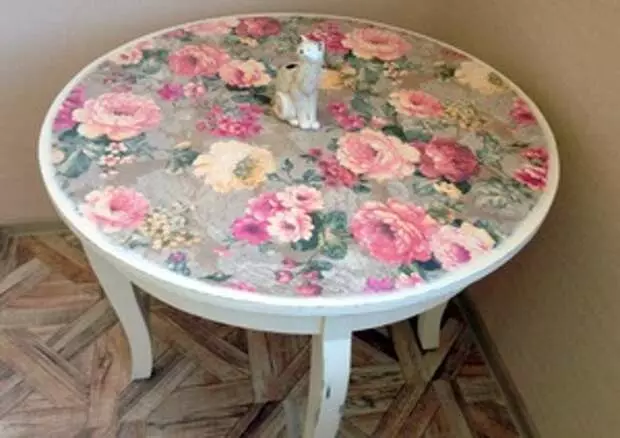 Decoración y decoupage de la mesa de madera hazlo tú mismo.