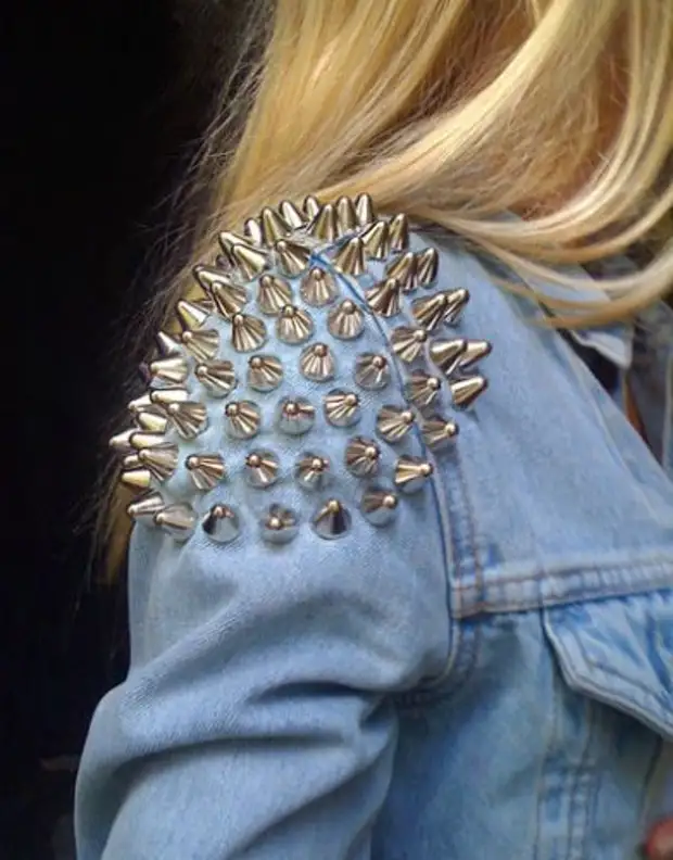 Roupas com picos e rebites de metal