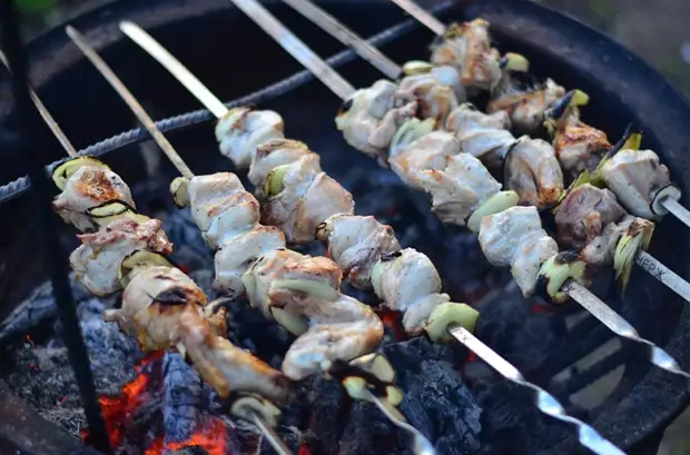 Mangal de discs de cotxes. Mangala La fabricació de kebabs ho fa vostè mateix