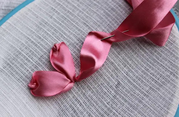 Broderie panglici satin pentru începători