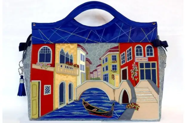 Kijk naar de werken van Master Elvira Arslanova. Ze naait wondere tassen. Met huizen en steden