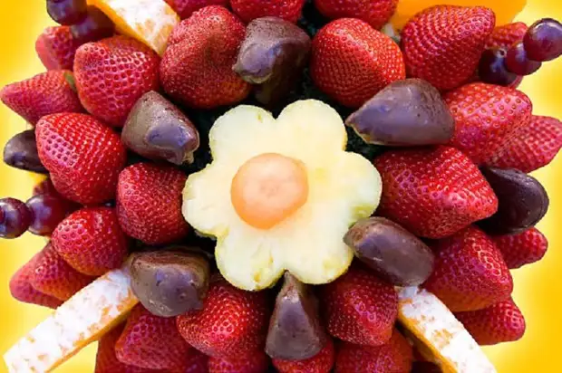 Bouquet strawberi melakukannya sendiri - kelas induk dengan foto langkah demi langkah untuk pemula